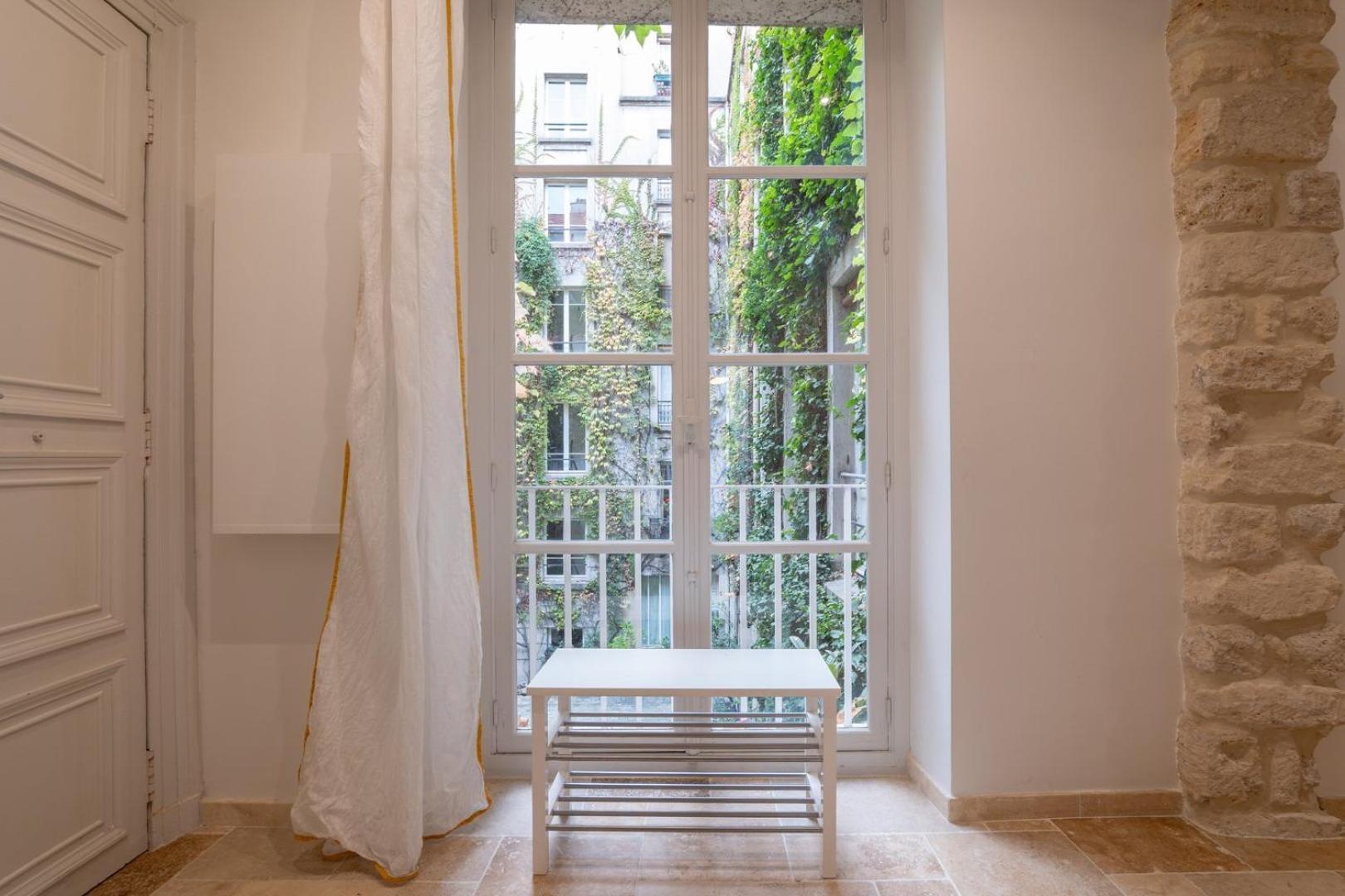 Parisian Elegance - Refined 1bd In Le Marais Apartment